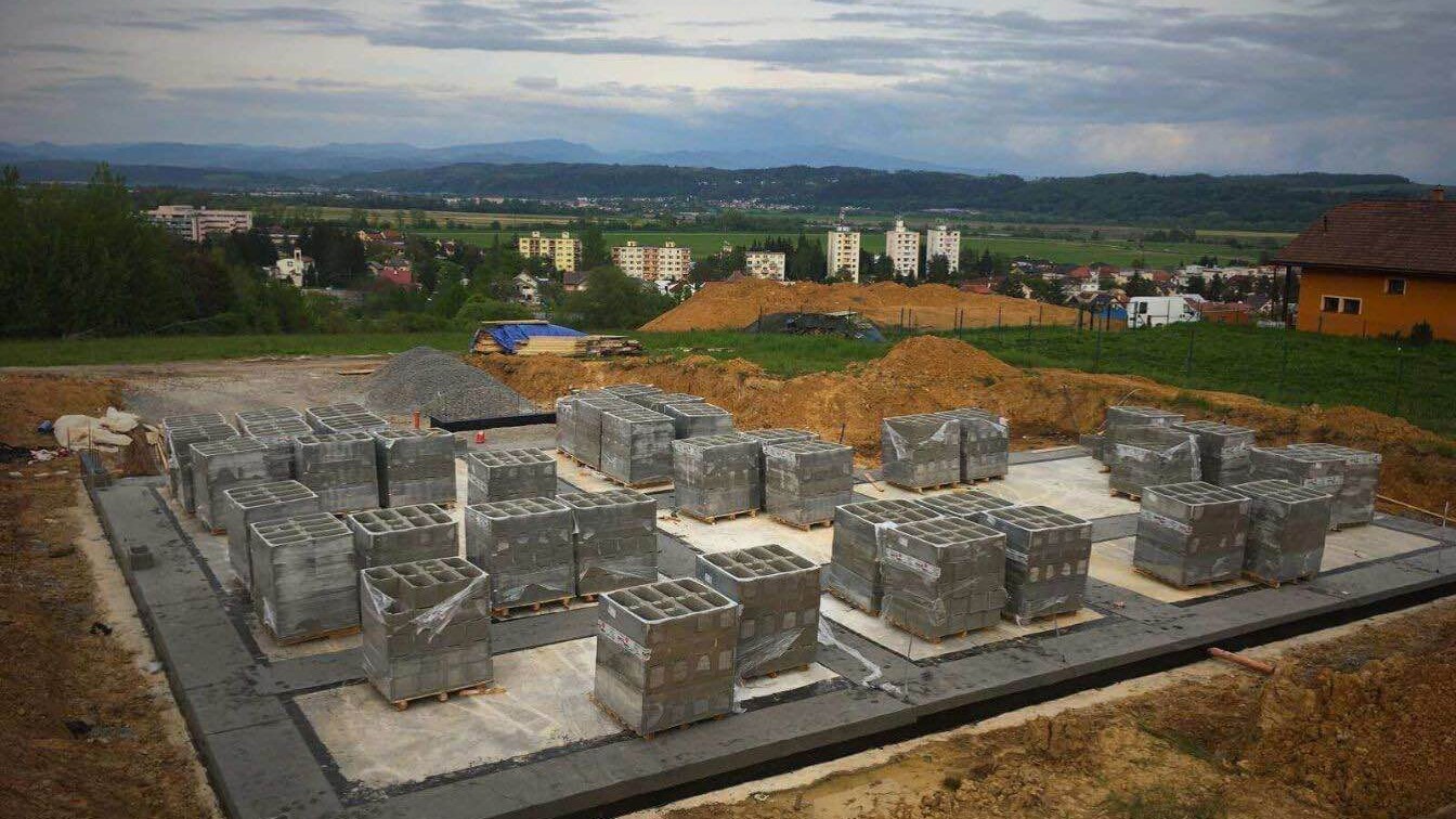 Pokračovanie stavby domu vo Zvolene.